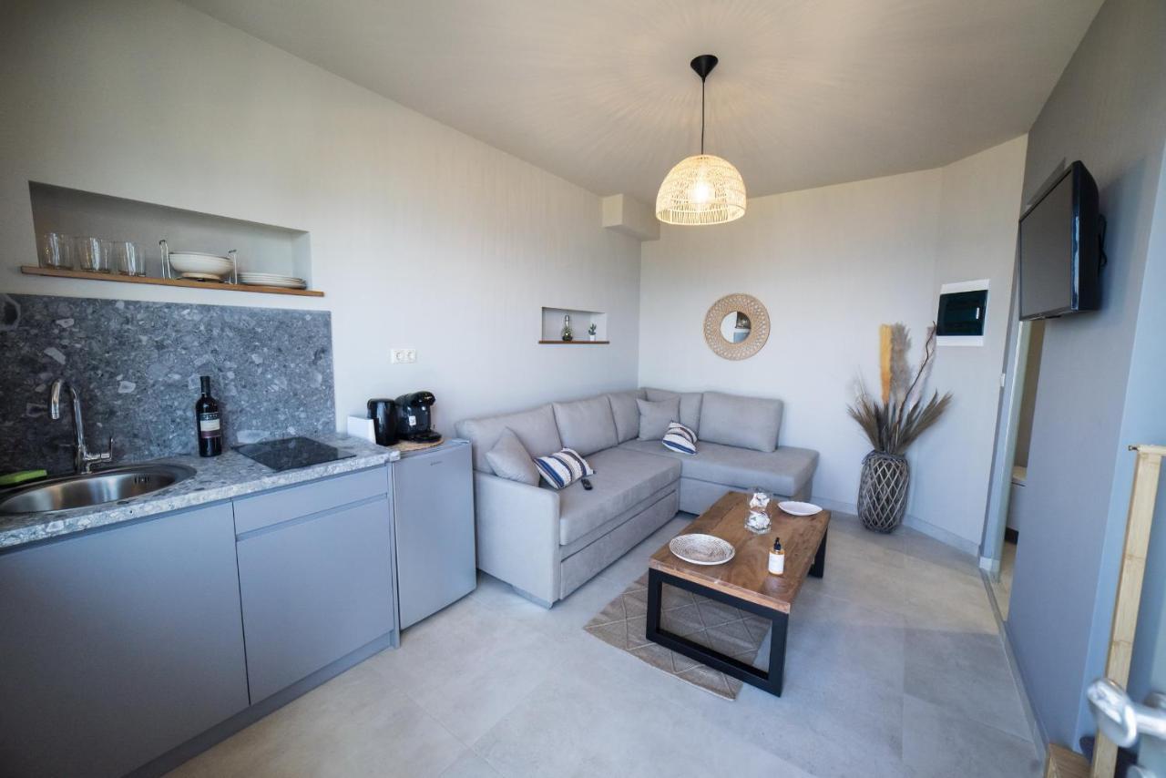 Theros Suites Dhiminio Bagian luar foto