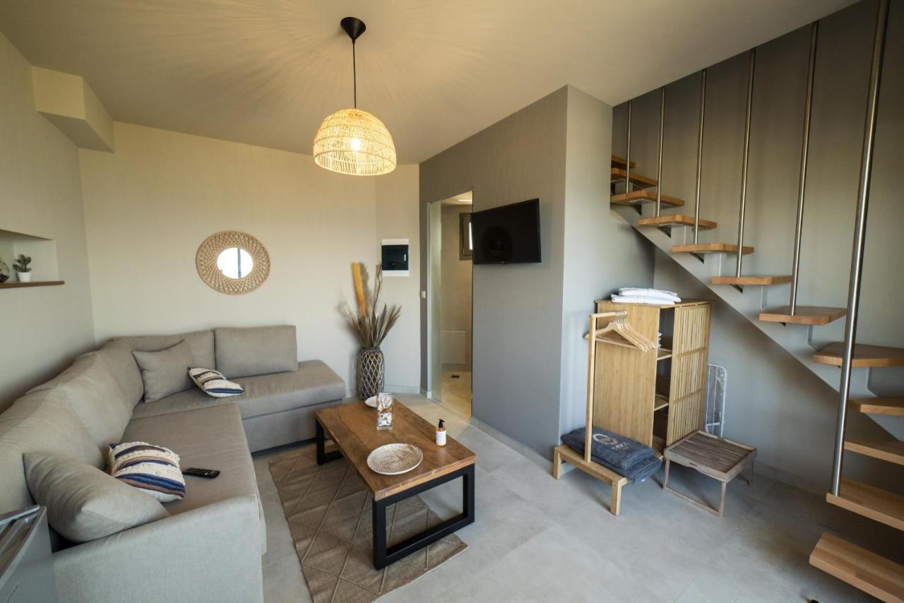 Theros Suites Dhiminio Bagian luar foto