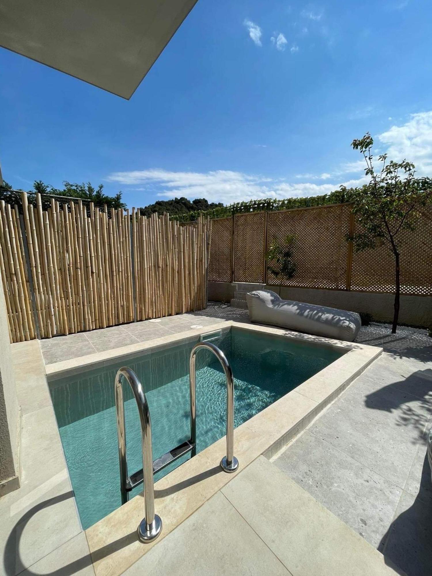 Theros Suites Dhiminio Bagian luar foto